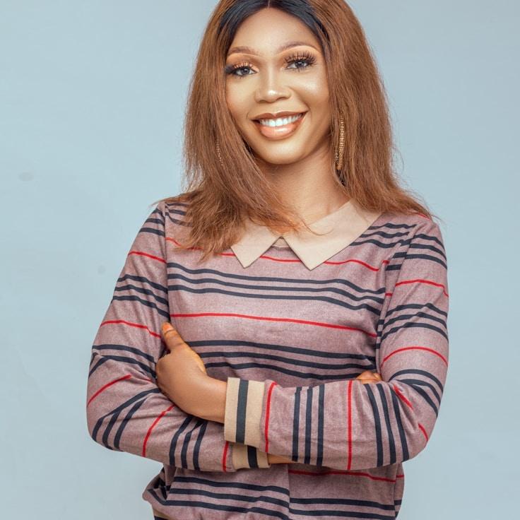 Kaveri Mehta, Lead Design Curator at CedarAutumnPatch, reviewing corporate floral arrangements